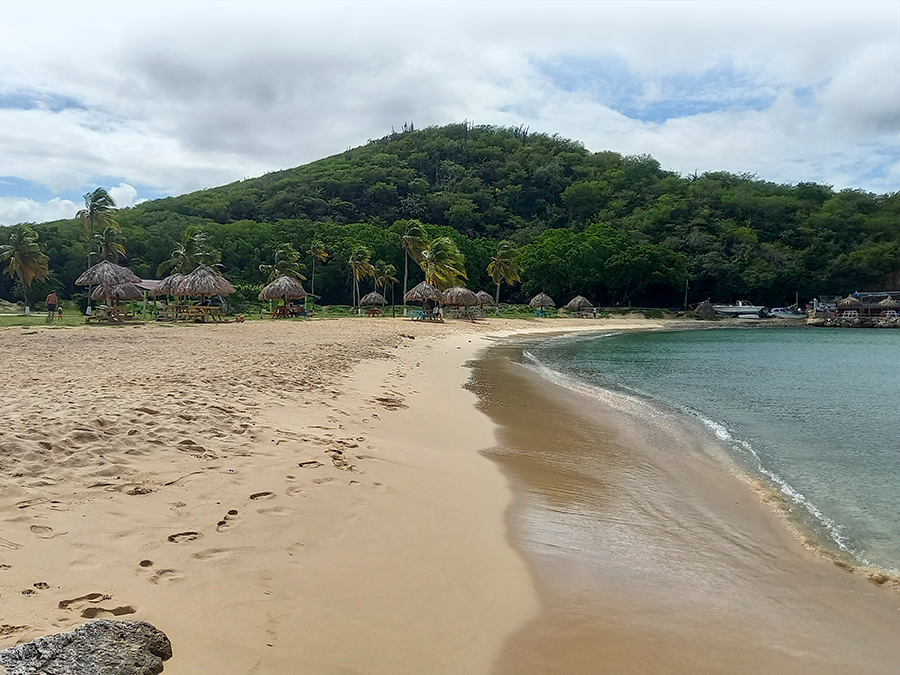 playa aislada curazao